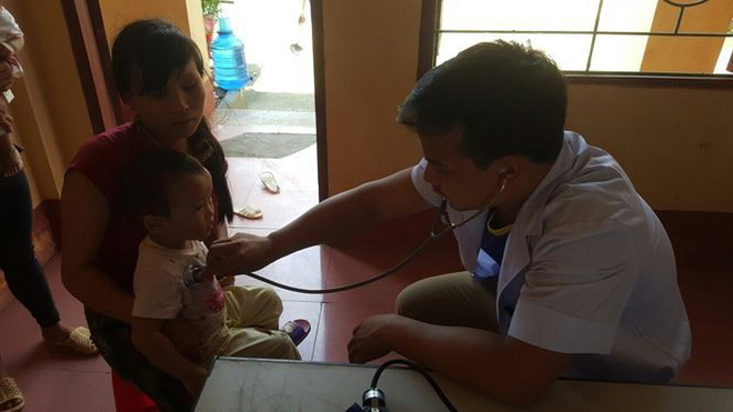 Lập phòng khám dã chiến cứu trợ người dân
