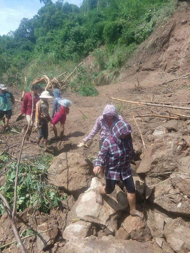 Lập phòng khám dã chiến cứu trợ người dân