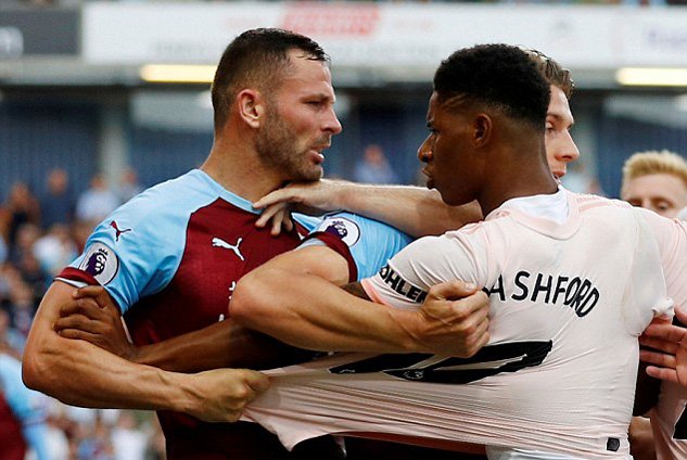 Rashford cáu giận đá tung cửa phòng thay đồ MU