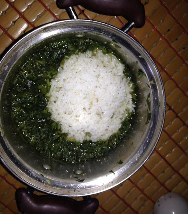 Gái đẻ mới 16 ngày đã hoang mang cầu cứu dân mạng vì cơm cữ, mẹ chồng nhất định không cho ăn rau