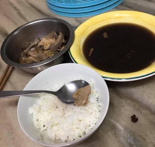 Gái đẻ mới 16 ngày đã hoang mang cầu cứu dân mạng vì cơm cữ, mẹ chồng nhất định không cho ăn rau