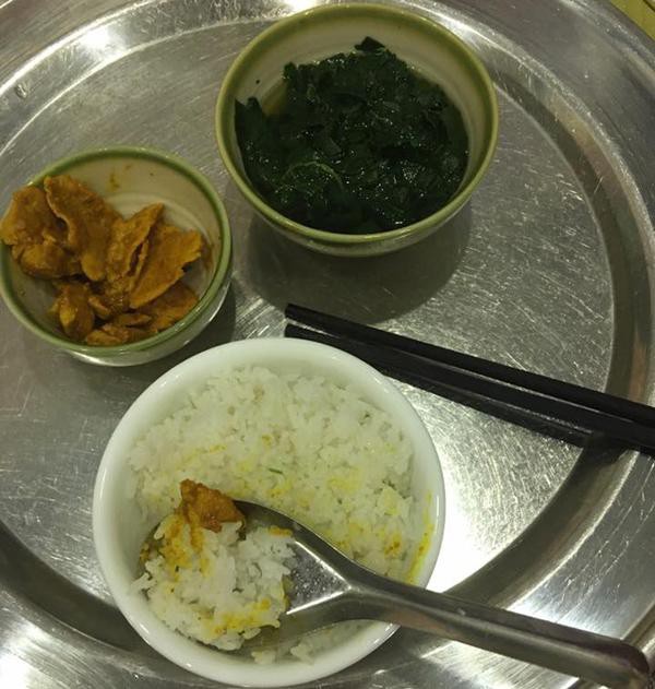 Gái đẻ mới 16 ngày đã hoang mang cầu cứu dân mạng vì cơm cữ, mẹ chồng nhất định không cho ăn rau