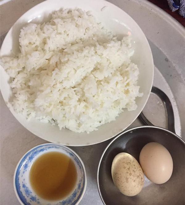 Gái đẻ mới 16 ngày đã hoang mang cầu cứu dân mạng vì cơm cữ, mẹ chồng nhất định không cho ăn rau