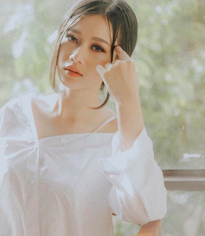 Không chịu thua kém Bùi Tiến Dũng, Hà Đức Chinh cũng đã có bạn gái xinh đẹp và nóng bỏng?