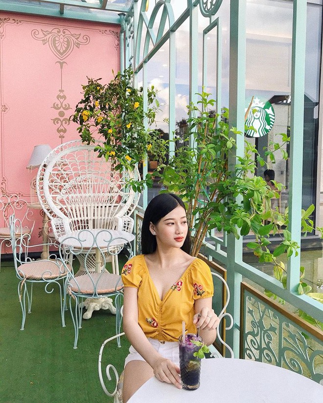 Không chịu thua kém Bùi Tiến Dũng, Hà Đức Chinh cũng đã có bạn gái xinh đẹp và nóng bỏng?