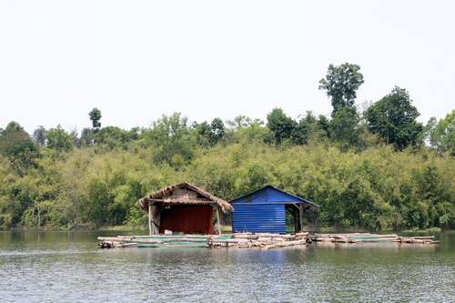 2 nữ sinh tử vong khi thuyền lật trên sông Bé