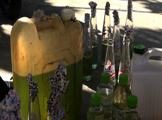 Tạm giữ 9 người gây rối, vây cảnh sát cơ động