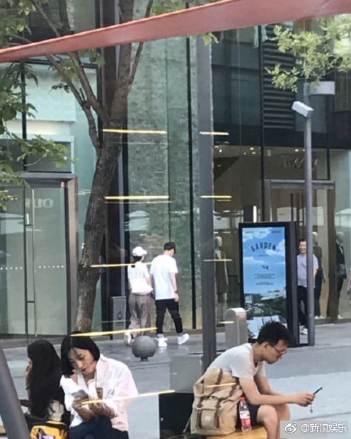 Ảnh chụp chính diện Triệu Lệ Dĩnh - Phùng Thiệu Phong hẹn hò được tiết lộ, cặp đôi biết chối cãi vào đâu?