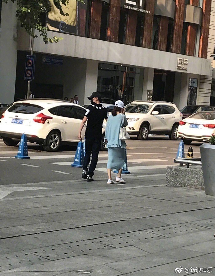 Ảnh chụp chính diện Triệu Lệ Dĩnh - Phùng Thiệu Phong hẹn hò được tiết lộ, cặp đôi biết chối cãi vào đâu?