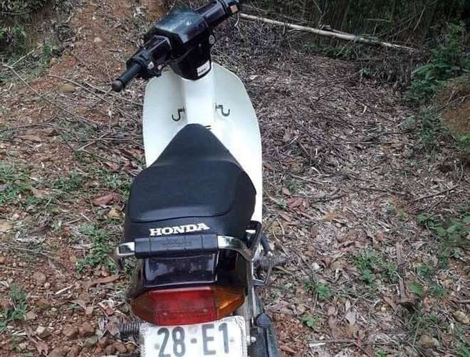 Phát hiện thi thể nam thanh niên trong tư thế quỳ gối cạnh chiếc xe máy