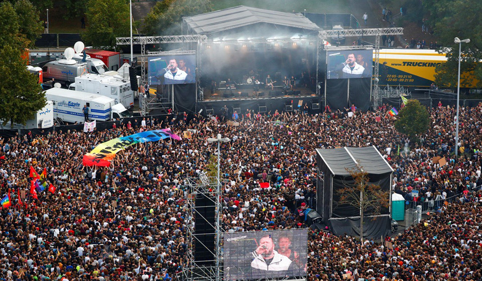 Thành phố của Đức tê liệt vì 2 phe tả - hữu biểu tình chống nhau