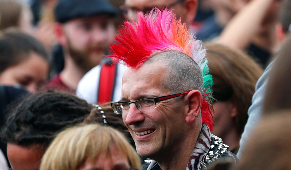 Thành phố của Đức tê liệt vì 2 phe tả - hữu biểu tình chống nhau