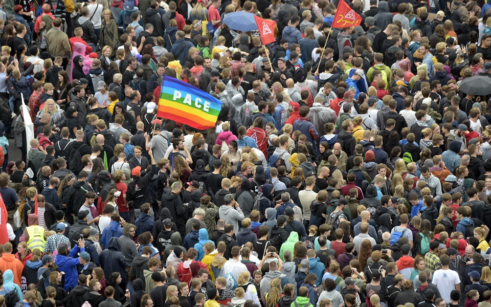 Thành phố của Đức tê liệt vì 2 phe tả - hữu biểu tình chống nhau