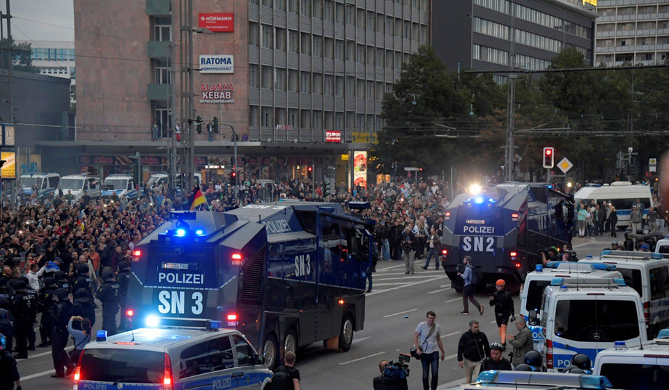 Thành phố của Đức tê liệt vì 2 phe tả - hữu biểu tình chống nhau