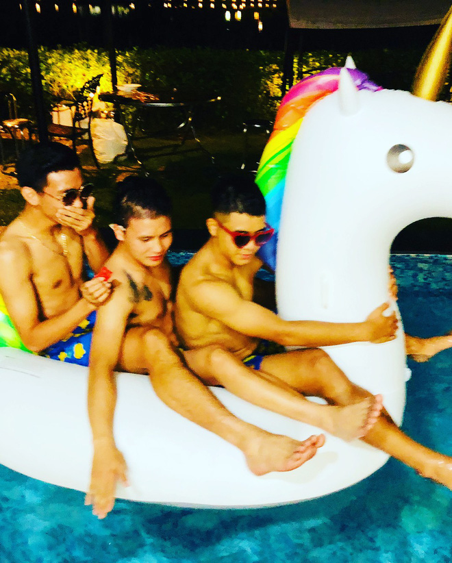 Bùi Tiến Dũng, Quang Hải, Hà Đức Chinh khoe ảnh nghỉ dưỡng sau giải đấu chất như Rich Kid mới nổi