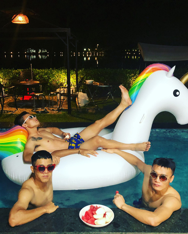 Bùi Tiến Dũng, Quang Hải, Hà Đức Chinh khoe ảnh nghỉ dưỡng sau giải đấu chất như Rich Kid mới nổi