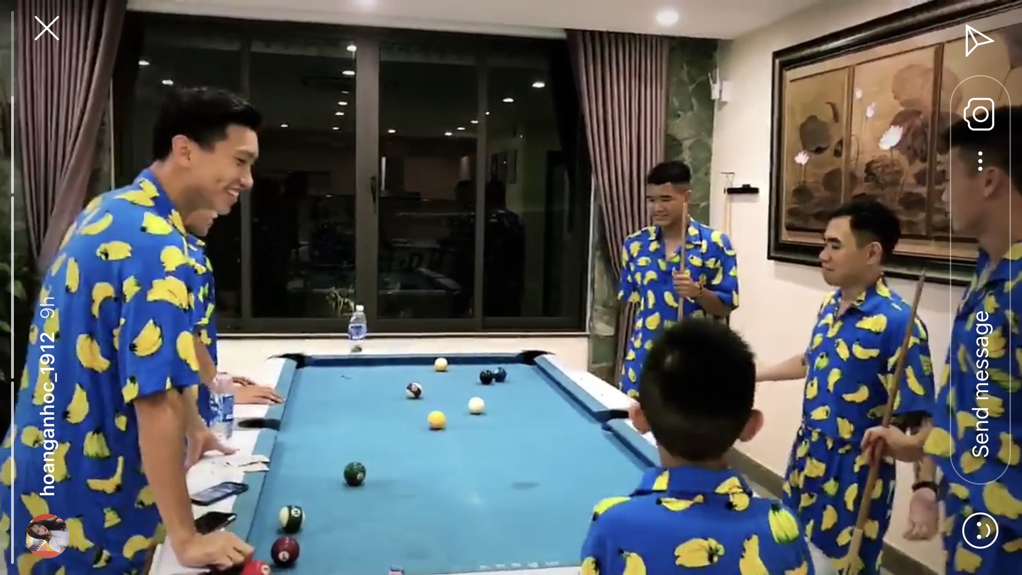 Bùi Tiến Dũng, Quang Hải, Hà Đức Chinh khoe ảnh nghỉ dưỡng sau giải đấu chất như Rich Kid mới nổi