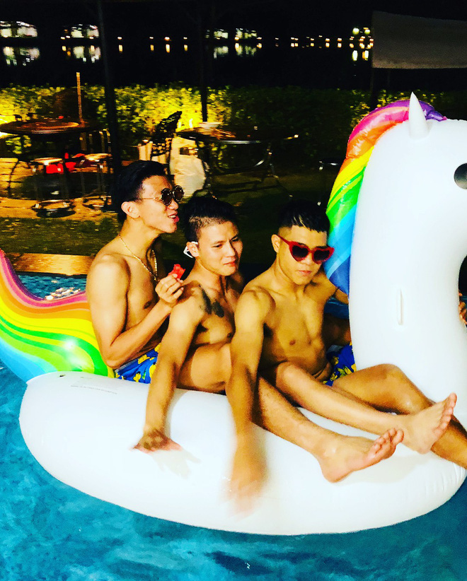 Bùi Tiến Dũng, Quang Hải, Hà Đức Chinh khoe ảnh nghỉ dưỡng sau giải đấu chất như Rich Kid mới nổi