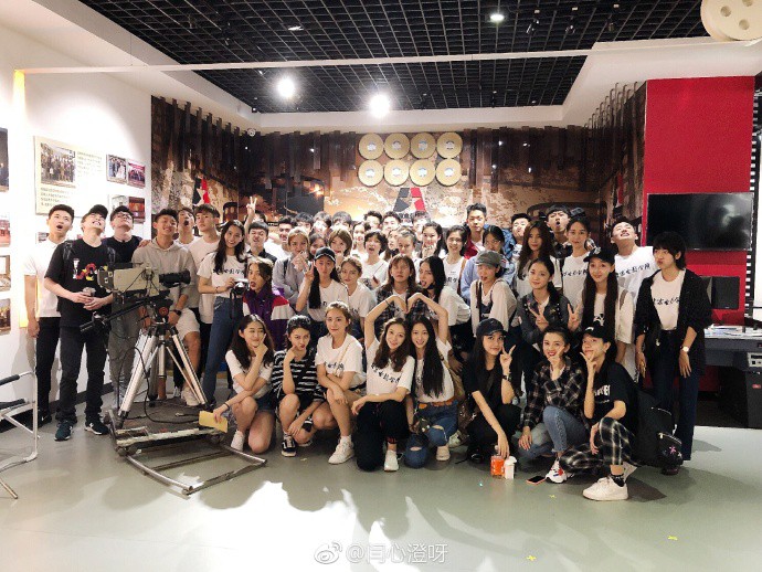 Chỉ 1 bức hình chụp tân sinh viên, lò đào tạo minh tinh châu Á lại khiến dân mạng phát cuồng vì quá nhiều trai xinh gái đẹp