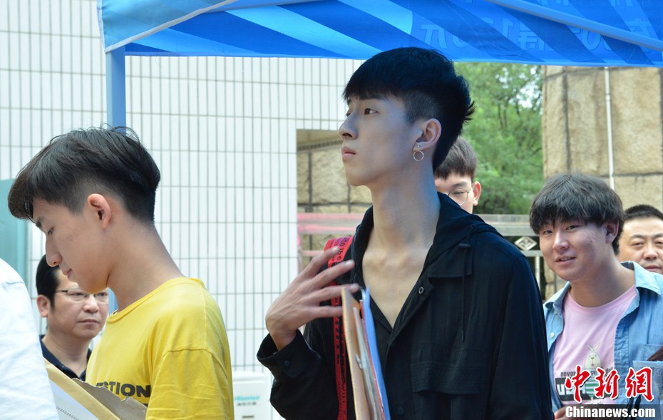 Chỉ 1 bức hình chụp tân sinh viên, lò đào tạo minh tinh châu Á lại khiến dân mạng phát cuồng vì quá nhiều trai xinh gái đẹp