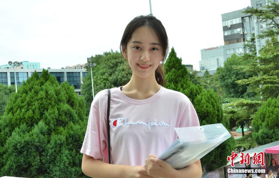 Chỉ 1 bức hình chụp tân sinh viên, lò đào tạo minh tinh châu Á lại khiến dân mạng phát cuồng vì quá nhiều trai xinh gái đẹp