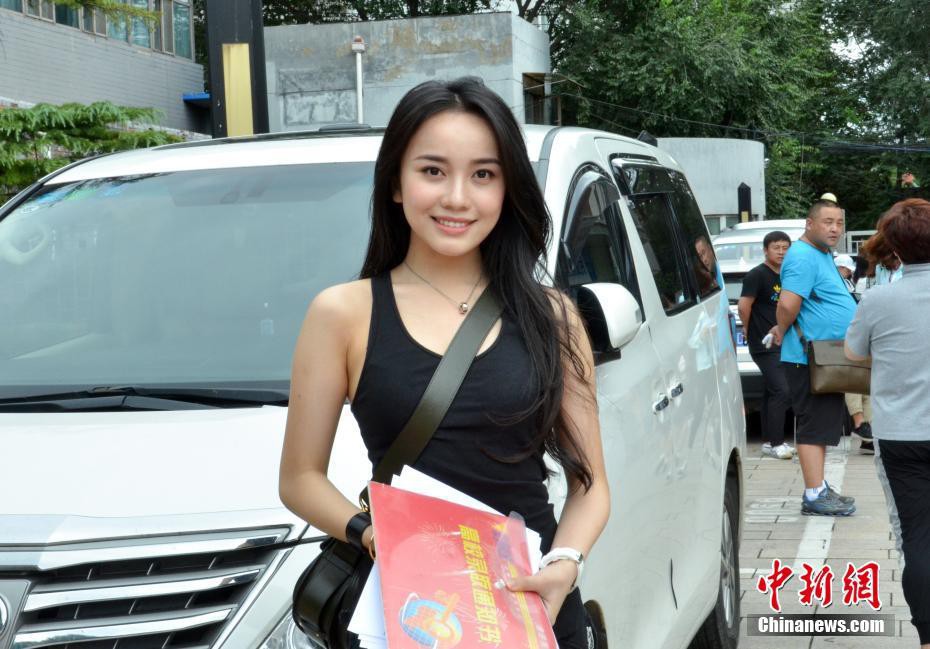 Chỉ 1 bức hình chụp tân sinh viên, lò đào tạo minh tinh châu Á lại khiến dân mạng phát cuồng vì quá nhiều trai xinh gái đẹp