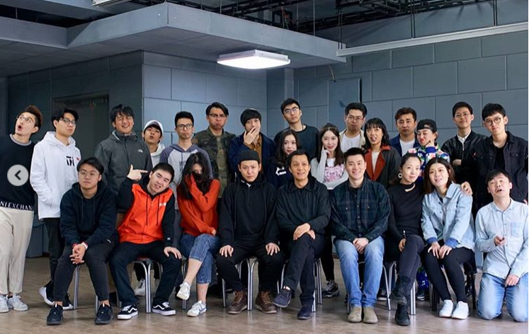 Chỉ 1 bức hình chụp tân sinh viên, lò đào tạo minh tinh châu Á lại khiến dân mạng phát cuồng vì quá nhiều trai xinh gái đẹp