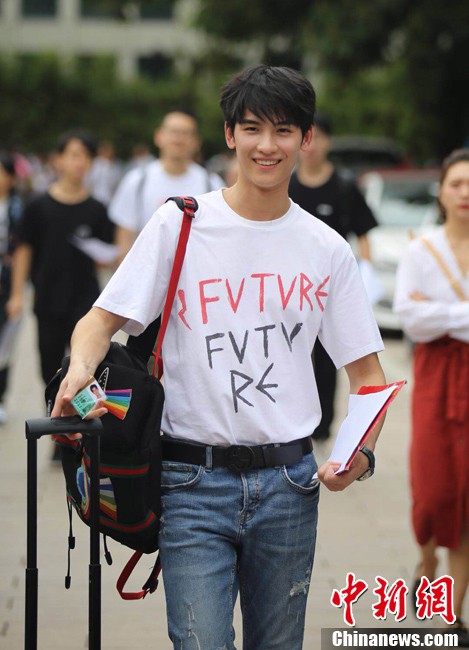 Chỉ 1 bức hình chụp tân sinh viên, lò đào tạo minh tinh châu Á lại khiến dân mạng phát cuồng vì quá nhiều trai xinh gái đẹp