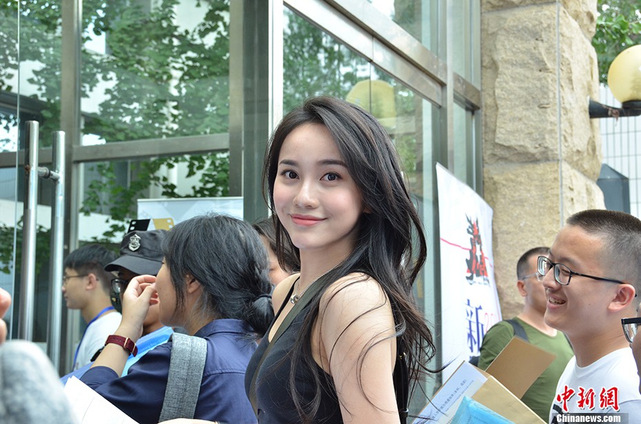 Chỉ 1 bức hình chụp tân sinh viên, lò đào tạo minh tinh châu Á lại khiến dân mạng phát cuồng vì quá nhiều trai xinh gái đẹp