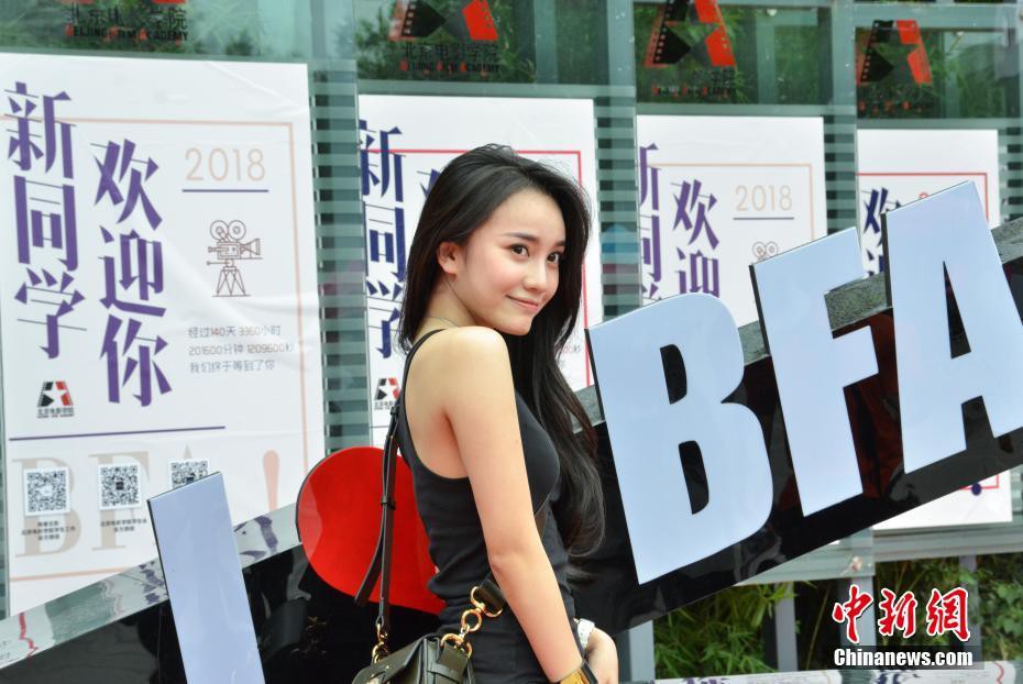 Chỉ 1 bức hình chụp tân sinh viên, lò đào tạo minh tinh châu Á lại khiến dân mạng phát cuồng vì quá nhiều trai xinh gái đẹp