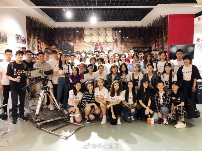 Chỉ 1 bức hình chụp tân sinh viên, lò đào tạo minh tinh châu Á lại khiến dân mạng phát cuồng vì quá nhiều trai xinh gái đẹp