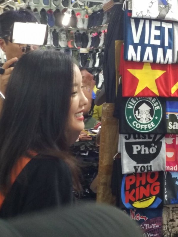 Kì kèo trả giá giữa chợ Bến Thành, phản ứng của Hyomin (T-ara) khi bị chủ hàng mắng té tát bỗng gây sốt