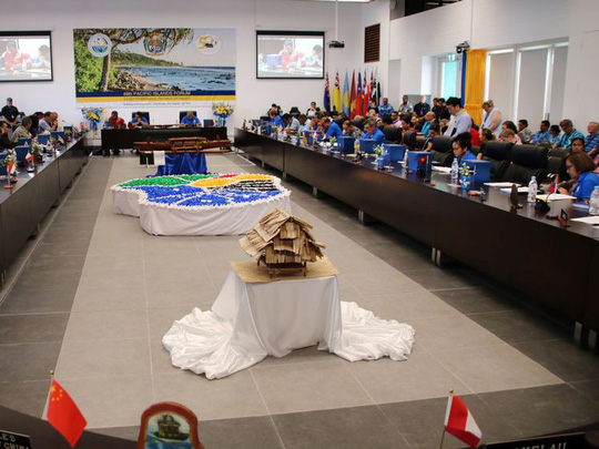 Thủ tướng New Zealand bị chỉ trích chuyến bay khó đỡ để chăm con