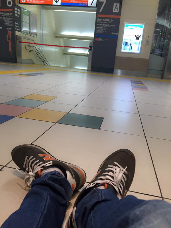 Bị mỉa mai du học Hàn mà về nước chỉ tặng mấy thỏi son bán đầy ngoài chợ, cô gái tức tưởi kể về cuộc sống thật nơi xứ người