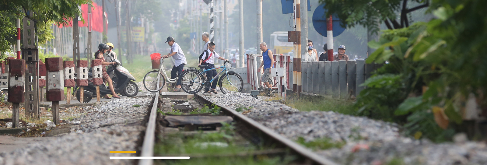 Mảnh ghép xã hội nhìn từ con đường đến trường