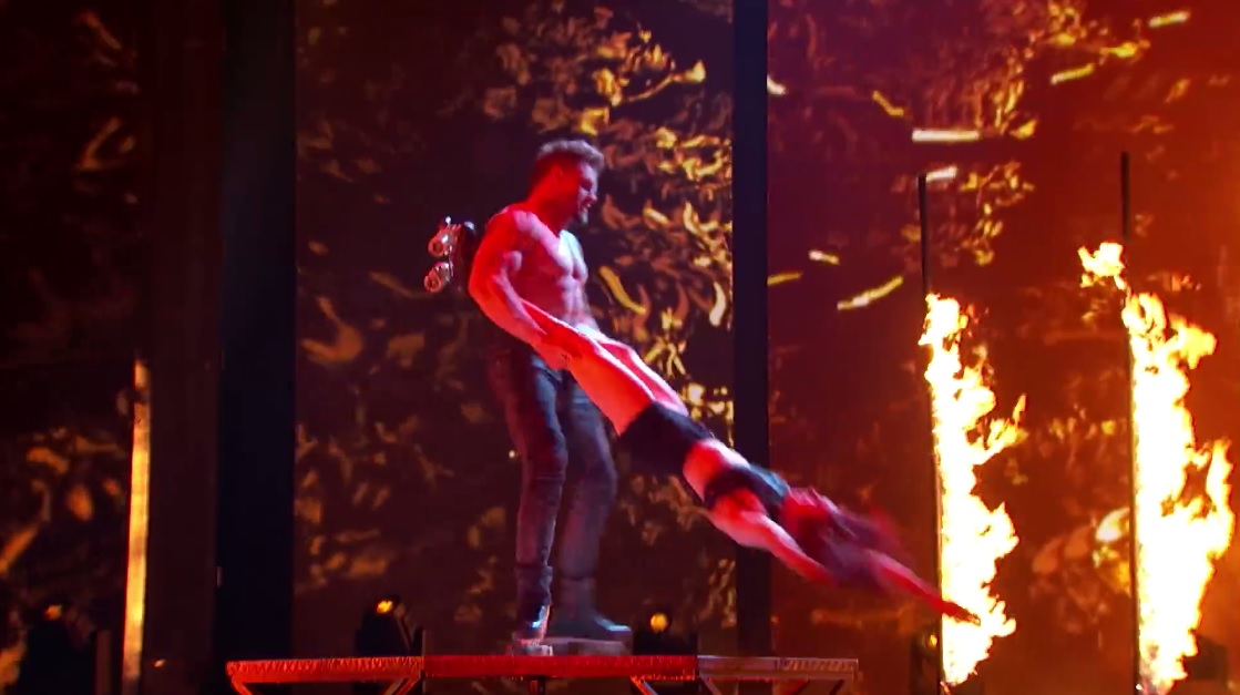 Americas Got Talent 2018: Thí sinh bán kết thẳng tay ném vợ mình xuống sàn rồi nhảy theo