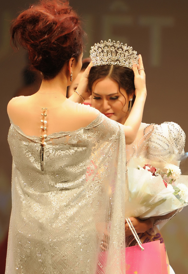 Hoa hậu Việt Nam Thế giới 2018 - Dy Khả Hân ngất xỉu ngay phút đăng quang