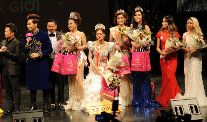 Hoa hậu Việt Nam Thế giới 2018 - Dy Khả Hân ngất xỉu ngay phút đăng quang