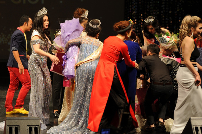 Hoa hậu Việt Nam Thế giới 2018 - Dy Khả Hân ngất xỉu ngay phút đăng quang