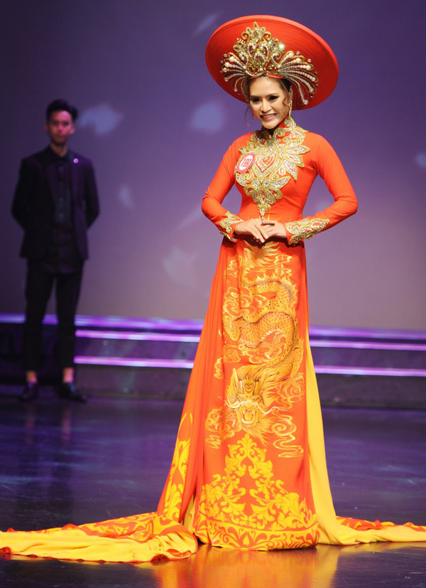 Hoa hậu Việt Nam Thế giới 2018 - Dy Khả Hân ngất xỉu ngay phút đăng quang