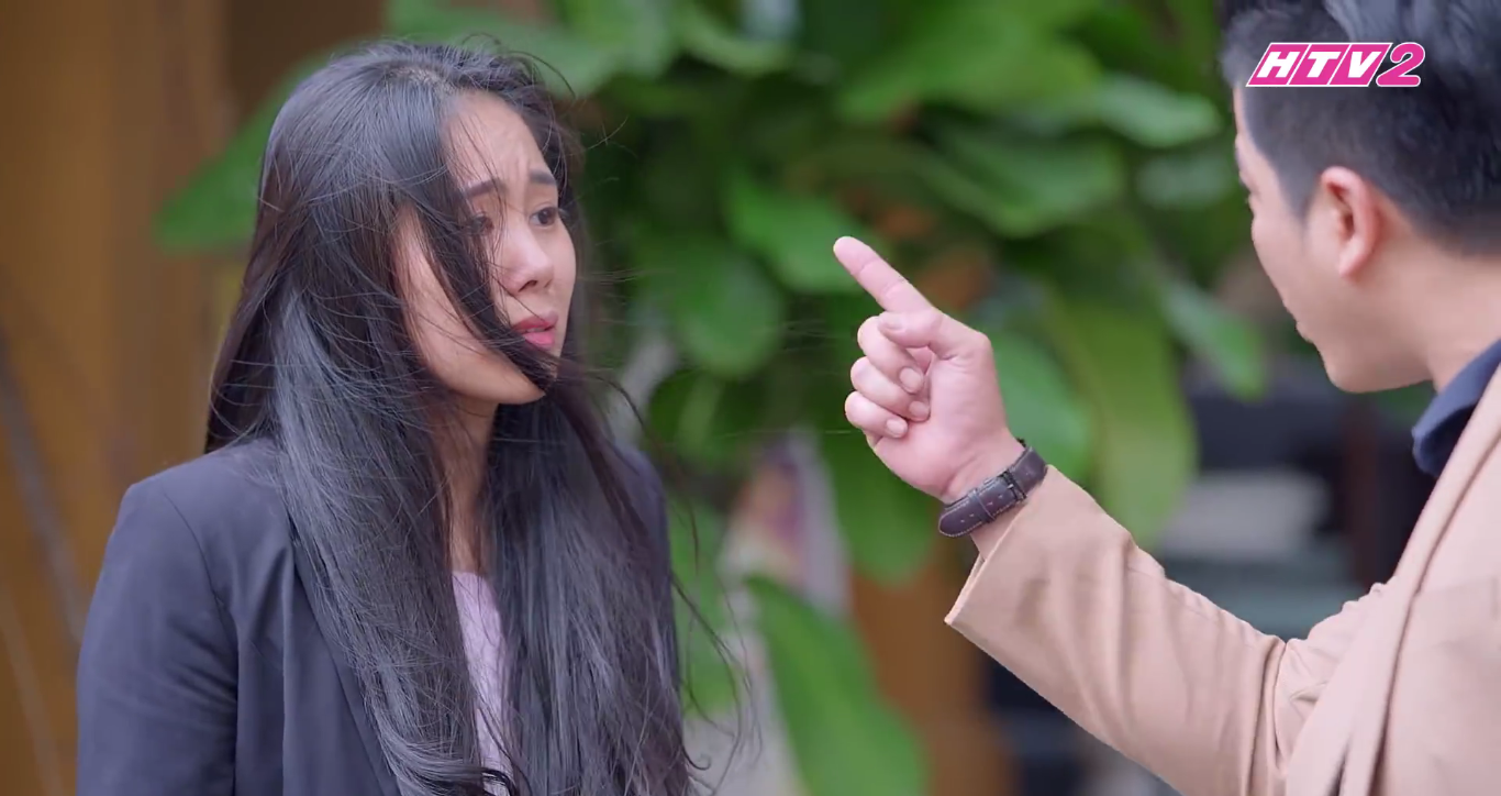 Phim Gạo nếp gạo tẻ tập 53: Liều chết chặn xe xin Công đến thăm con đang nguy kịch, Hương bị chồng tát sấp mặt