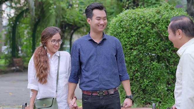 Phim Gạo nếp gạo tẻ tập 53: Liều chết chặn xe xin Công đến thăm con đang nguy kịch, Hương bị chồng tát sấp mặt