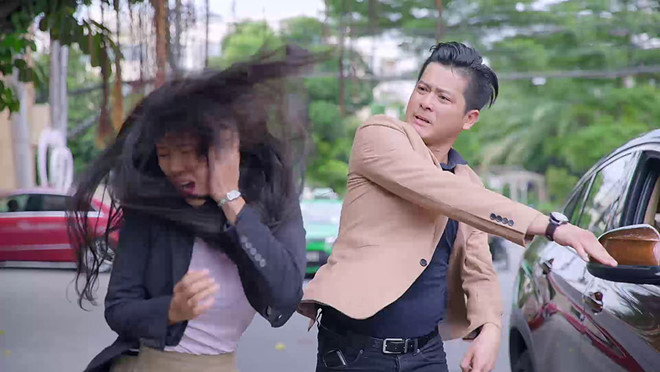 Phim Gạo nếp gạo tẻ tập 53: Liều chết chặn xe xin Công đến thăm con đang nguy kịch, Hương bị chồng tát sấp mặt