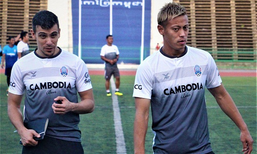 Keisuke Honda có buổi tập đầu tiên cùng tuyển Campuchia