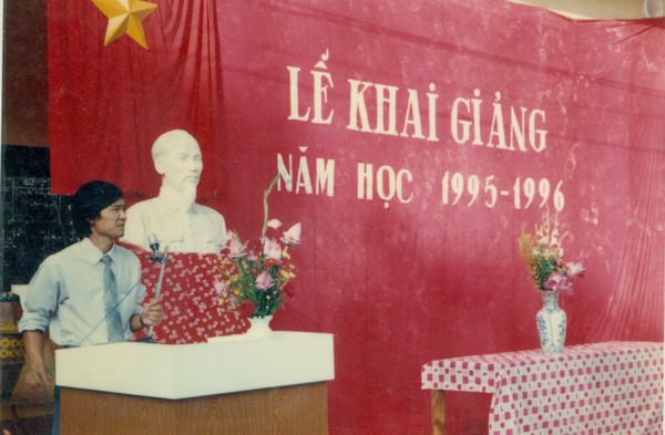 Chùm ảnh lễ khai giảng của thế hệ 7x, 8x: Còn ai nhớ về 1 thời quần vải xanh, áo trắng, khăn quàng đỏ, mũ ca lô?