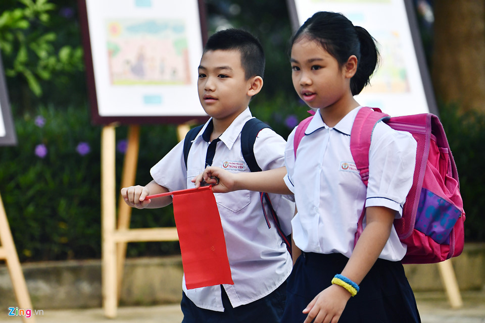 Khoảnh khắc hồn nhiên của học trò nhí ngày khai trường