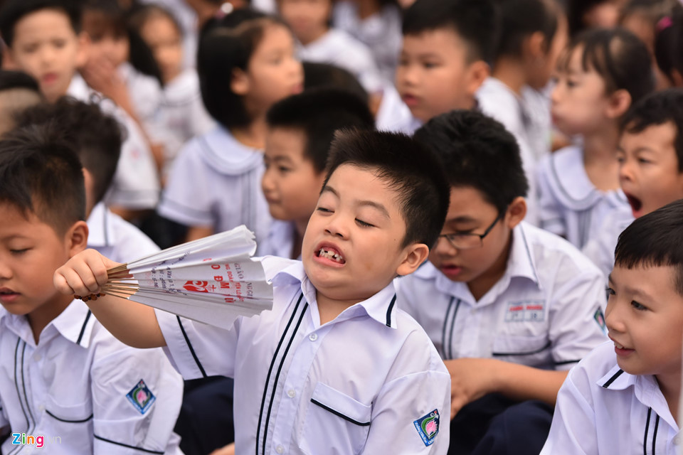 Khoảnh khắc hồn nhiên của học trò nhí ngày khai trường