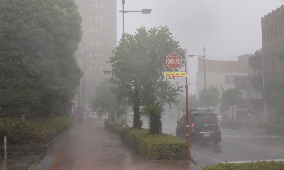 Sân bay Nhật ngập trong biển nước khi bão mạnh nhất 25 năm qua đổ bộ