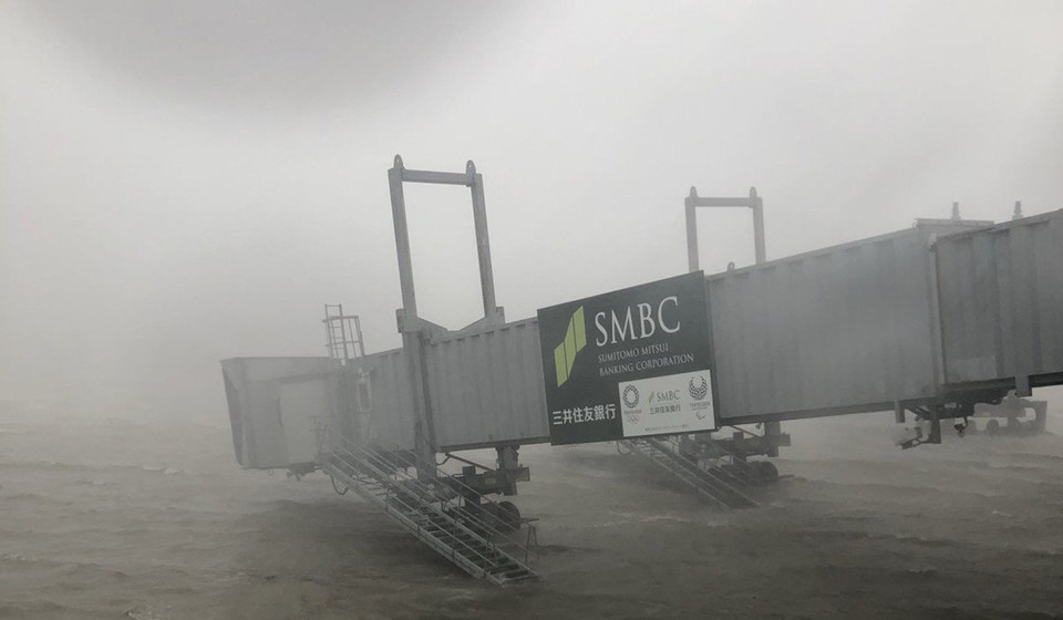 Sân bay Nhật ngập trong biển nước khi bão mạnh nhất 25 năm qua đổ bộ