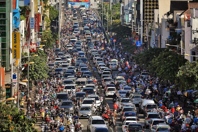 Nhiều tuyến đường Sài Gòn kẹt cứng ngày khai giảng
